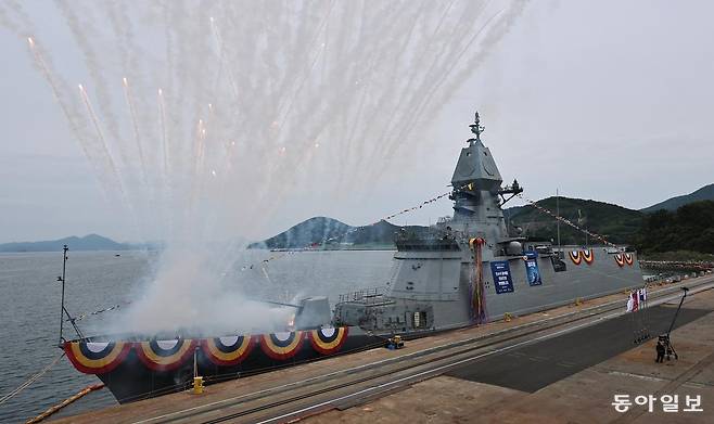 29일 오후 경남 고성군 동해면 SK오션플랜트에서 3600톤급 최신예 호위함인 울산급(Batch-Ⅲ) 4번함 ‘제주함’ 진수식이 열리고 있다. 제주함은 길이 129m, 폭 14.8m, 높이 38.9m이며 5인치 함포, 한국형 수직발사체계(KVLS), 대함유도탄방어유도탄, 함대함유도탄, 전술함대지유도탄, 장거리 대잠어뢰 등을 장착했다. 고성=양회성 기자 yohan@donga.com