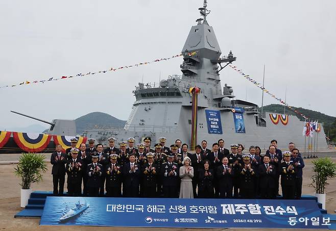 29일 경남 고성군 SK오션플랜트에서 열린 제주함 진수식에서 진영승 합참의장(왼쪽 여섯번째), 김경률 해군참모총장(앞줄 왼쪽 다섯번째)을 비롯한 행사 관계자들이 기념사진을 촬영하고 있다. 고성=양회성 기자 yohan@donga.com