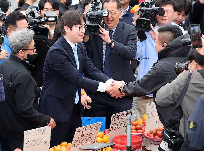 하정우 전 청와대 AI미래기획수석이 29일 부산 북구 구포시장에서 상인과 인사한 뒤 과일을 구입하고 있다. 하 전 수석은 전재수 더불어민주당 부산시장 후보의 지역구인 부산 북갑 보궐선거에 출마할 예정이다. 2026.04.29. 뉴시스