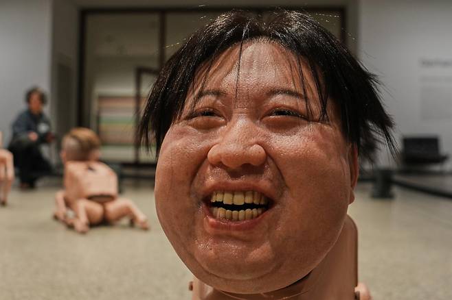 독일 베를린의 노이에 국립미술관(Neue Nationalgalerie)에서 예술가 비플(Beeple·본명 마이크 윙켈만)의 설치 미술 작품 ‘레귤러 애니멀스’(Regular Animals)에 전시된 김정은을 닮은 로봇. 2026.04.28 베를린=AP 뉴시스