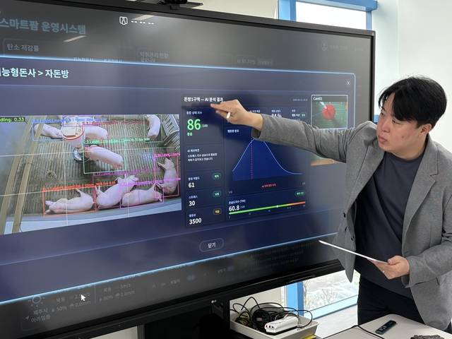 ETRI 연구진이 돈가 내부 환경의 온·습도, 암모니아 농도 등의 데이터를 분석하고 있다. ETRI 제공.