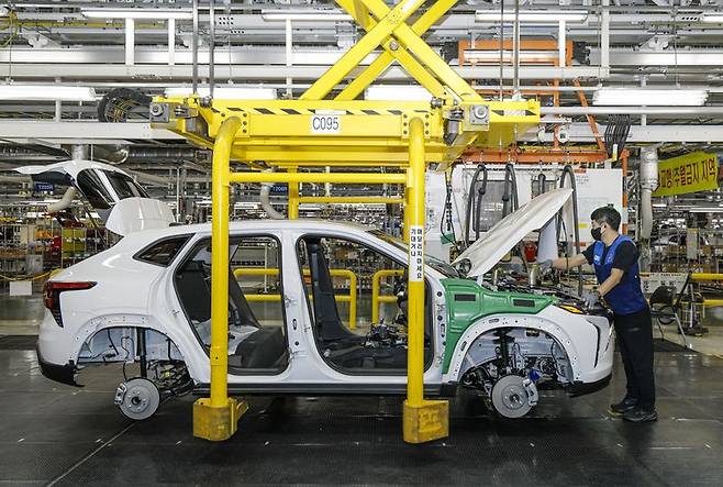 28일 GM 한국사업장 창원공장에 설치된 높낮이 조절 시키드(VAC)가 작동하는 모습. GM 한국사업장 제공.