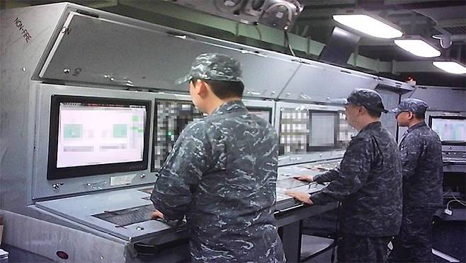 해군이 양만춘함(DDH-I) 통합기관제어체계(ECS) 장비를 운용하고 있다. 한화시스템 제공