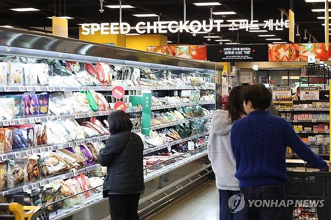 서울 시내 한 대형 마트에서 손님들이 냉장 제품을 둘러보고 있다. 연합뉴스