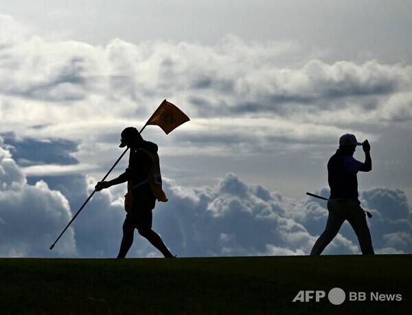 사진은 칼럼과 관련 없는 참고 이미지입니다. 사진은 미국프로골프(PGA) 투어 대회에서 경기하는 선수와 캐디의 모습입니다. 사진제공=ⓒAFPBBNews = News1 (사진을 무단으로 사용하지 마십시오.)