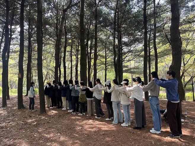 지난해 서울광역청년센터와 함께 번아웃 청년들을 대상으로 서울숲에서 진행한 정원처방 모습. 서울시 제공
