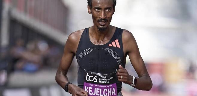 26일 열린 런던마라톤에서 1시간 59분41초의 기록으로 두번째로 마라톤 2시간 벽을 깨고 2위를 차지한 깬 요미프 케젤차. 그는 이번이 첫번재 마라톤 완주 경기였다. 런던마라톤대회본부