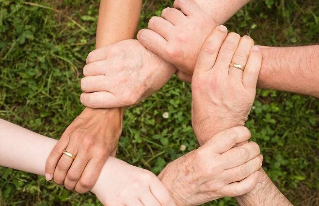 세계화의 부작용으로 상호 파멸로 치닫는 혐오의 시대에는, 서로에 대한 연결을 상기시키는 ‘우분투’ 정신이 더욱 필요하다. 픽사베이