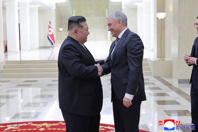 김정은 북한 국무위원장이 지난 26일 ‘해외군사작전 전투위훈기념관’ 준공식 참석차 북한을 방문 중인 뱌체슬라프 볼로딘 러시아 하원(국가두마) 의장을 접견했다고 조선중앙통신이 27일 보도했다. 연합뉴스조선중앙통신