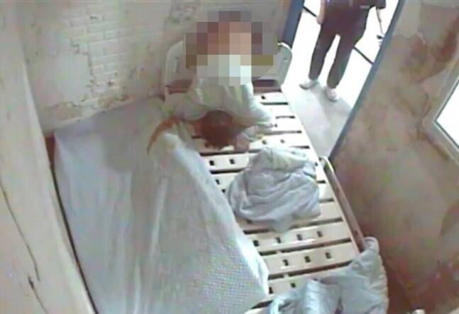 2024년 4월19일 아침 서울 영등포구 해상병원 격리실에서 침대 머리맡과 벽 사이에 하반신이 끼인 채 고개를 숙이고 있는 피해자 박아무개(58)씨. 박씨는 전날 입원해 이 병원 격리실에서 4시간 동안 이렇게 방치된 채 숨졌다. CCTV 화면 갈무리