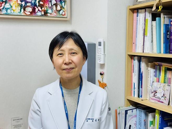 김정은 원장이 인터뷰 뒤 사진을 찍고 있다.                         강성만 선임기자