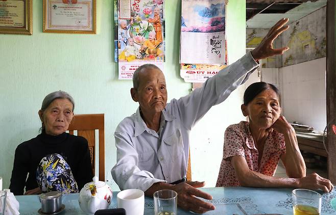 레륵(가운데)이 다낭시 주이응이어사 선비엔촌 자신의 집에서 1969년 학살 당시 상황을 설명하고 있다. 왼쪽은 레륵의 아내 쩐티리, 오른쪽은 학살 현장에서 살아남은 동생 레쯕의 아내 윈티탄.