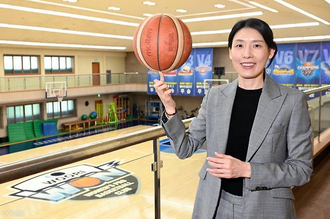 여자프로농구 아산 우리은행의 전주원 신임 감독이 27일 서울 성북구 우리은행 체육관에서 농구공을 들고 포즈를 취하고 있다. 박지연 인턴기자