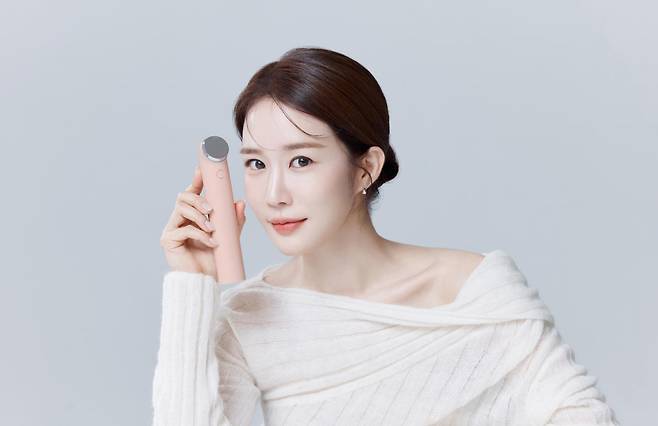 톰 더글로우 시그니처 모델 배우 유인나