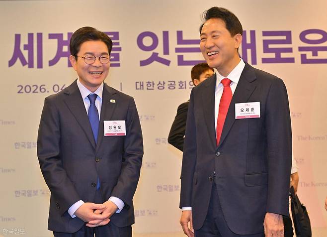 정원오 더불어민주당 서울시장 후보와 오세훈 국민의힘 서울시장 후보가 30일 서울 중구 대한상공회의소에서 열린 2026 한국포럼 'K컬처, 세계를 잇는 새로운 문법'에서 기념촬영 전 이야기를 나누고 있다. 최주연 기자