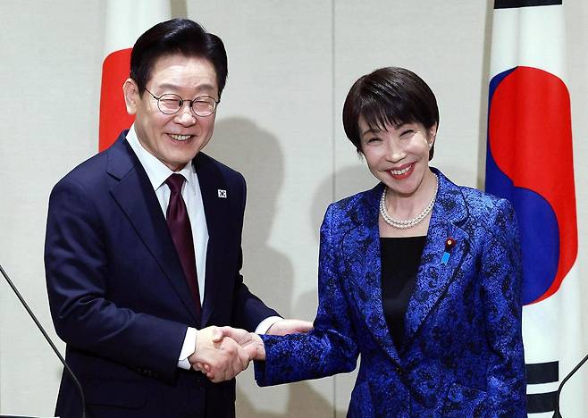 이재명 대통령과 다카이치 사나에 일본 총리가 1월 13일 일본 나라 정상회담장에서 한일 공동 언론발표를 마친 뒤 악수하고 있다. 나라=뉴시스