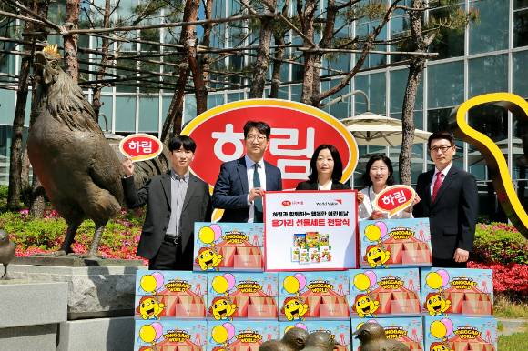 29일 열린 '하림과 함께하는 행복한 어린이날 용가리 선물세트 전달식'에서 하림 및 월드비전 관계자들이 '아침머꼬' 지원 아동들에게 전달할 선물 꾸러미와 팻말을 들고 기념 촬영을 하고 있다. [사진=하림]