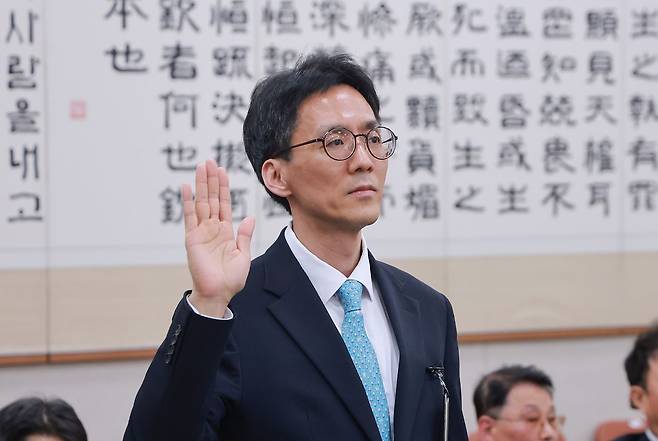 28일 국회에서 열린 윤석열 정권 정치검찰 조작기소 의혹 사건 진상규명 국정조사특별위원회 제11차 전체회의 종합 청문회에 정용환 서울고검장 직무대행이 증인으로 출석해 선서하고 있다. 정 대행은 1기 대장동 수사팀장을 맡았다. 연합뉴스