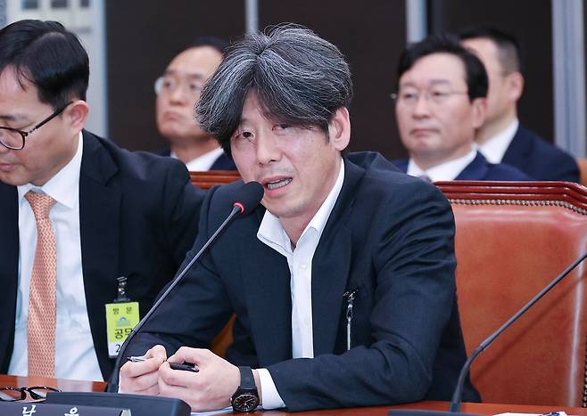 남욱 대장동 민간개발업자가 16일 국회 윤석열 정권 정치검찰 조작기소 의혹 사건 진상규명 국정조사특별위원회에서 열린 대장동·김용 전 민주연구원 부원장·위례신도시 조작기소 의혹 사건 청문회에서 의원들 질의에 답하고 있다. 임현동 기자