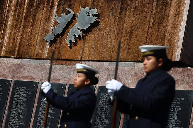 아르헨티나 해군이 27일(현지시간) 부에노스아이레스의 포클랜드 제도(아르헨티나명 말비나스) 전몰자 기념비 앞을 지키고 있다. 로이터=연합뉴스