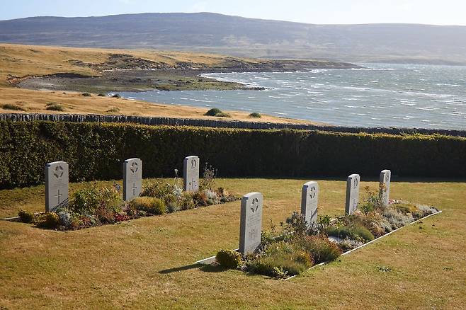 포클랜드 제도 군 묘역에 1982년 포클랜드 전쟁 당시 전사한 영국군 장병들의 묘비가 세워져 있다. AP=연합뉴스