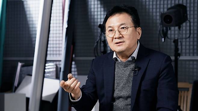 지난 6일 김형수 북방연구회 대표가 중앙일보 VOICE 시리즈와 인터뷰하고 있다. 김 대표가 이끄는 북방연구회는 통일을 대비해 북한 정보를 수집·분석·연구하고 있다. 또 그는 한국 망명 후 현재 자신의 전공을 살려 줄기세포 전문 연구 회사인 '파나셀바이오텍' 전무로 일하고 있다.
