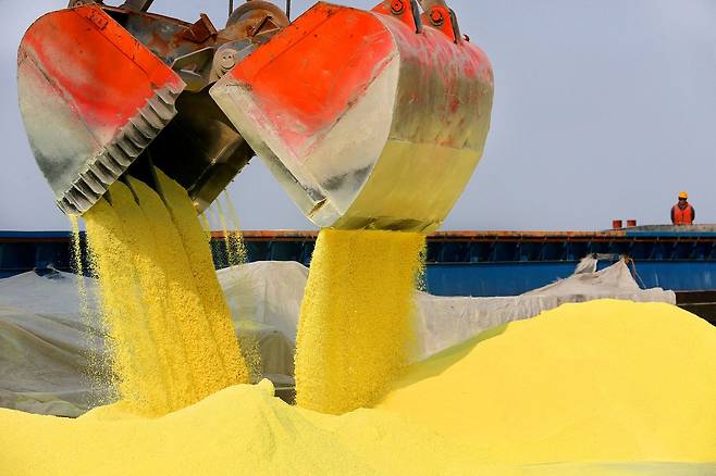 중국 난통의 항구에서 황을 쏟아붓고 있다. 로이터=연합뉴스