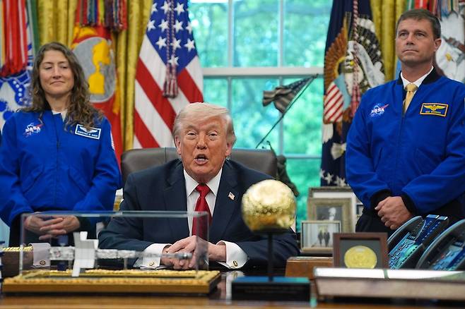 도널드 트럼프 미국 대통령이 29일(현지시간) 아르테미스 2호에 탑승했던 우주비행사들을 초청한 자리에서 UFO 관련 자료를 공개할 뜻을 재차 밝혔다. AP=연합뉴스