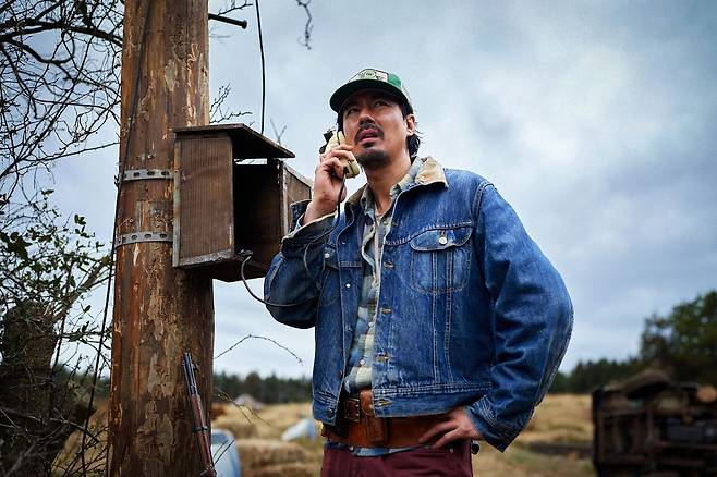 영화 '호프'의 스틸 컷. 비상 전화로 통화하고 있는 마을 청년 성기(조인성). 사진 플러스엠 엔터테인먼트