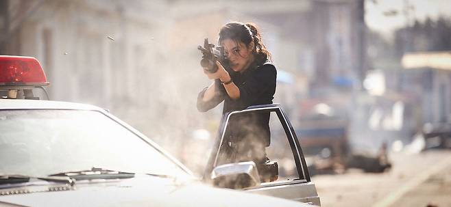 영화 '호프'의 스틸 컷. 경찰차에서 무언가를 향해 발포하고 있는 성애(정호연). 사진 플러스엠 엔터테인먼트