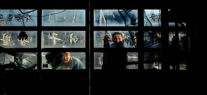 영화 '호프'의 스틸 컷. 미지의 존재의 시선에서 포착된 마을 사람들. 사진 플러스엠 엔터테인먼트