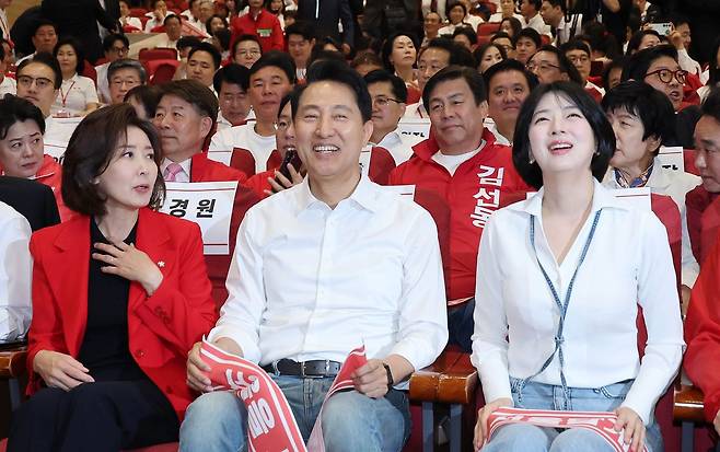 국민의힘 나경원 의원과 오세훈 서울시장 후보, 배현진 서울시당위원장(왼쪽부터)이 30일 국회 의원회관에서 열린 서울시당 필승결의 및 공천자대회에 참석해 대화하고 있다. 임현동 기자