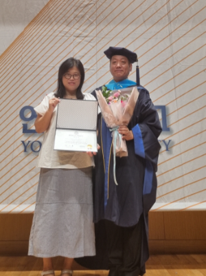 박 명장이 대학원 졸업식에서 전공수석 수상증서를 들고 기념촬영을 하고 있다.
