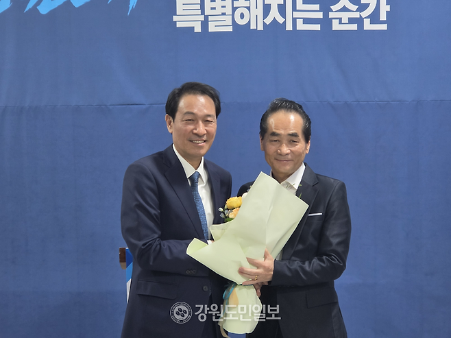 ▲ 강원도 중도·보수 인사 1000명의 우상호 더불어민주당 강원도지사 후보 지지선언식이 30일 우상호 후보 캠프에서 열렸다. 이정호 기자