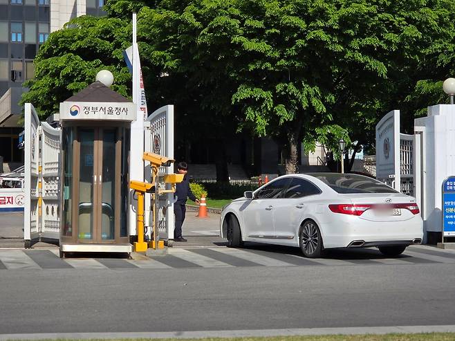 30일 오전 서울정부청사. 짝수인 날에는 짝수 번호 차량만 이용가능함에도 불구하고 홀수 번호 차량이 들어서고 있다. /사진=이정우