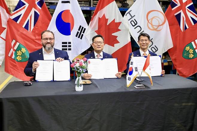 한화에어로스페이스는 4월 29일(현지 시간) 캐나다 토론토에서 캐나다 자동차부품제조협회(APMA)와 합작법인 설립을 위한 양해각서(MOU)를 체결했다. 왼쪽부터 플라비오 볼페 APMA 회장, 손재일 한화에어로스페이스 대표이사, 정승균 한화오션 특수선해외사업단장. 사진=한화에어로스페이스