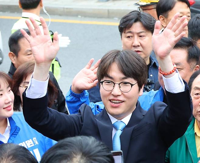 6·3 지방선거와 함께 치러지는 부산 북갑 보궐선거 더불어민주당 후보로 출마하는 하정우 전 청와대 AI미래기획수석이 29일 오후 부산 북구 구포시장을 찾아 시민들과 인사하고 있다. 연합뉴스