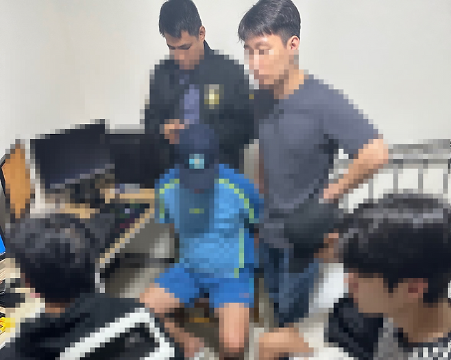 검찰 관계자가 지난해 7월 필리핀 현지에서 검거된 보이스피싱 범죄조직 일당을 검거해 조사하고 있다. 서울동부지검 제공