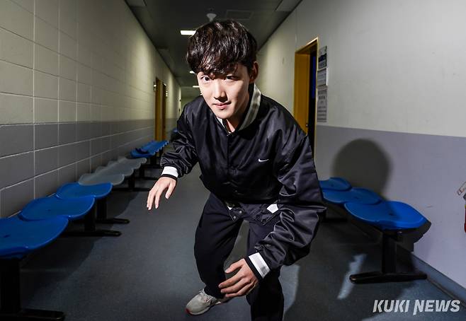 국가대표 선발전 1위로 밀라노 올림픽 출전권을 따낸 쇼트트랙 임종언 선수가 9일 경기 고양어울림누리 빙상장 복도에서 스타팅 포즈를 취하고 있다. 쿠키뉴스 자료사진