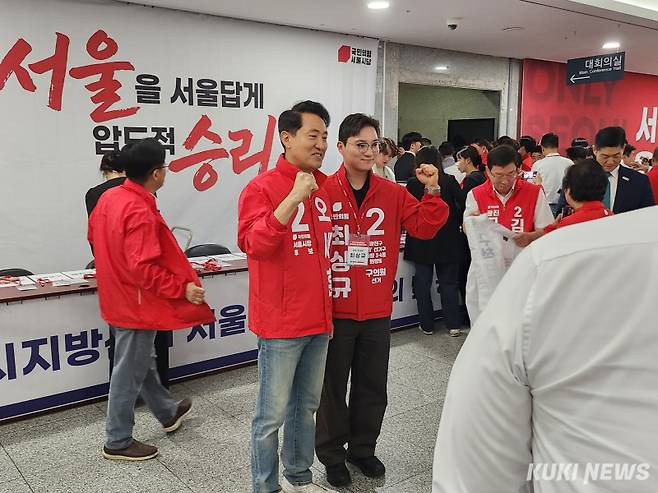 오세훈 국민의힘 서울시장 후보가 30일 여의도 국회에서 열린 ‘국민의힘 서울시당 필승 결의 공천자대회’에서 기념 사진을 촬영하고 있다. 전재훈 기자
