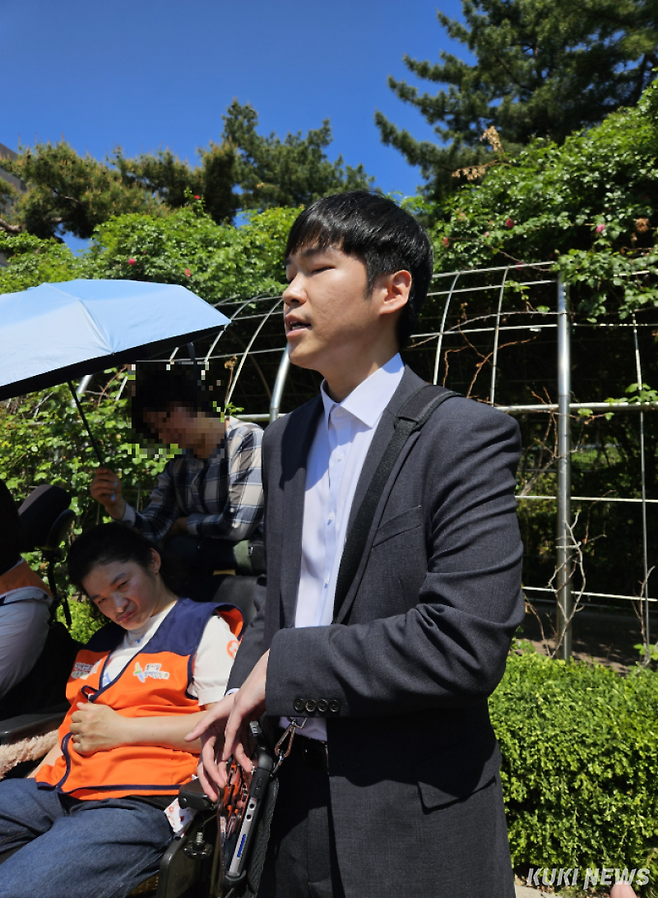 30일 오전 서울 서초구 서울중앙지방법원 앞에서 소송대리인 김진영 재단법인 동천 변호사가 발언하고 있다. 서지영 기자
