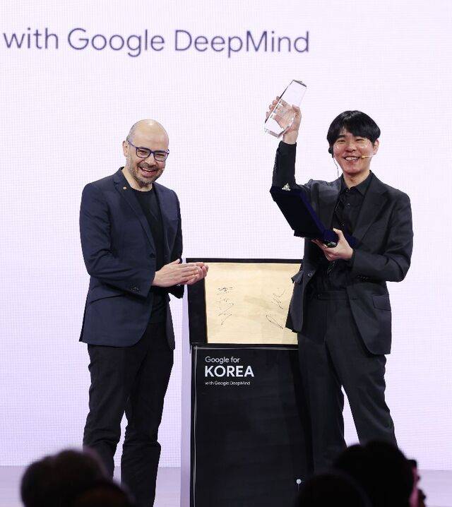 데미스 허사비스 구글 딥마인드 최고경영자(CEO)가 29일 서울 중구 웨스틴조선호텔에서 열린 ‘구글 포 코리아 2026’ 행사에서 10년 전 알파고와 세기의 대결을 펼친 이세돌 9단에게 감사패를 전달한 뒤 박수를 치고 있다. 뉴시스
