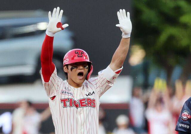 25일 광주기아챔피언스필드에서 열린 프로야구 롯데 자이언츠와 KIA 타이거즈의 경기. KIA 김도영이 5회말 2사 1, 3루에서 역전 2타점 2루타를 때리고 환호하고 있다. 연합뉴스