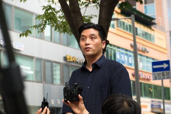 ▲서부지법 폭동 현장을 촬영하다 시위대와 함께 특수건조물침입죄로 공동 기소된 정윤석 다큐멘터리 감독. 사진=배명현