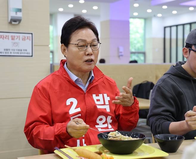 박완수 경남지사가 29일 국립창원대학교 사림관 COSS식당을 찾아 학생들과 함께 식사를 하며 현장 소통에 나섰다./박완수 캠프/