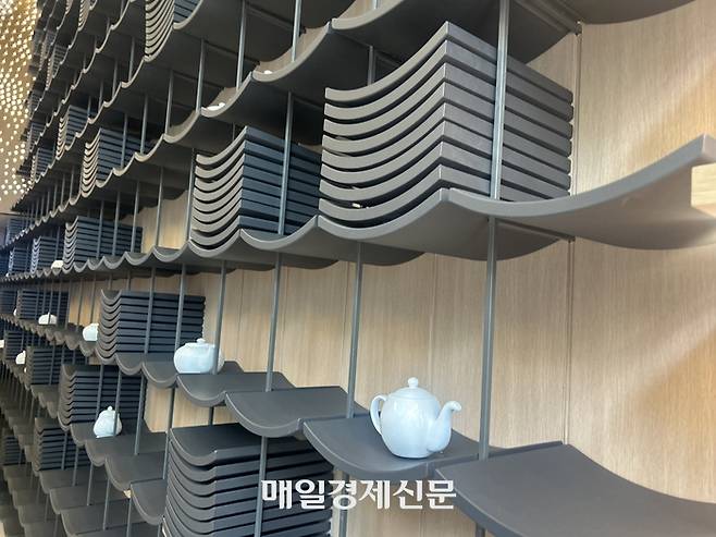 차지 강남 플래그십 스토어 기와 모양과 찻 주전자 데코. [변덕호 기자]