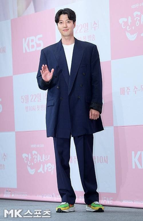 이러한 하차의 찜찜한 여운이 채 가시기도 전에 후임으로 이동건이 낙점되었다는 소식은 논란에 기름을 부었다. 사진 = 천정환 기자