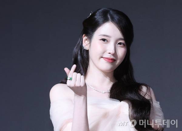 배우 유인나가 절친한 가수 겸 배우 아이유(본명 이지은)의 연애 스타일을 언급하며 걱정했다. /사진=머니투데이 DB