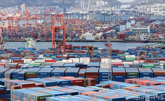 부산항 신선대부두와 감만부두 야적장에 컨테이너가 가득 쌓여 있다. 2026.3.31/뉴스1  Copyright (C) 뉴스1. All rights reserved. 무단 전재 및 재배포,  AI학습 이용 금지. /사진=(부산=뉴스1) 윤일지 기자