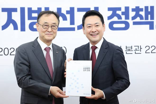 (서울=뉴스1) 신웅수 기자 = 장동혁 국민의힘 대표가 30일 서울 여의도 국회에서 송치영 소상공인연합회장으로부터 6.3지방선거 정책과제를 전달받고 있다. 2026.4.30/뉴스1  Copyright (C) 뉴스1. All rights reserved. 무단 전재 및 재배포,  AI학습 이용 금지. /사진=(서울=뉴스1) 신웅수 기자